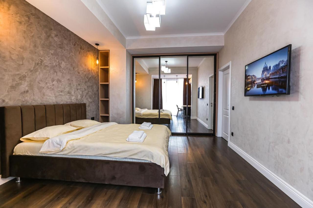 Double Skyhouse Exclusive Apartments คีชีเนา ภายนอก รูปภาพ