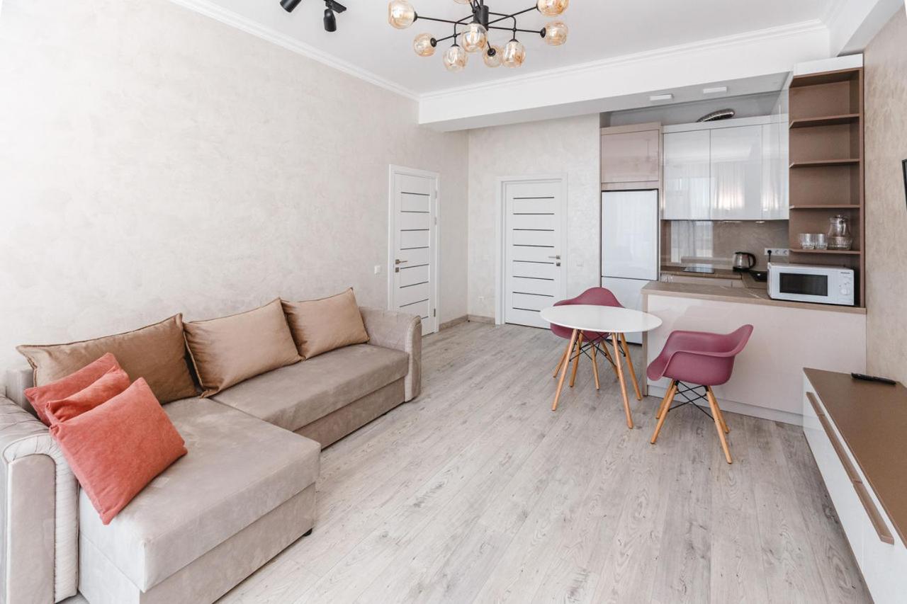 Double Skyhouse Exclusive Apartments คีชีเนา ภายนอก รูปภาพ