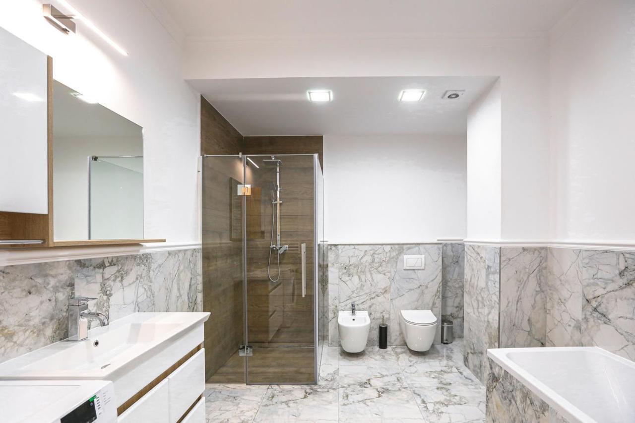Double Skyhouse Exclusive Apartments คีชีเนา ภายนอก รูปภาพ