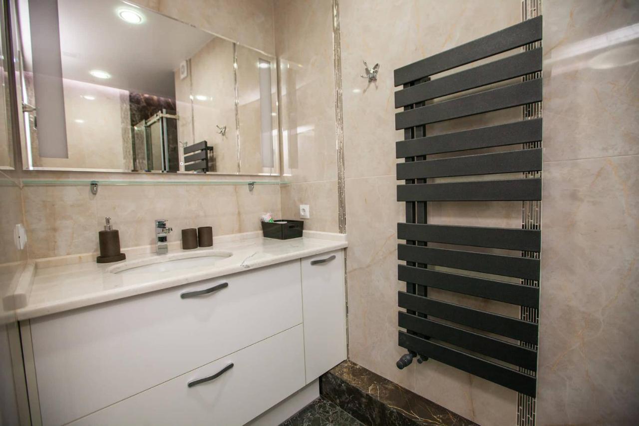 Double Skyhouse Exclusive Apartments คีชีเนา ภายนอก รูปภาพ