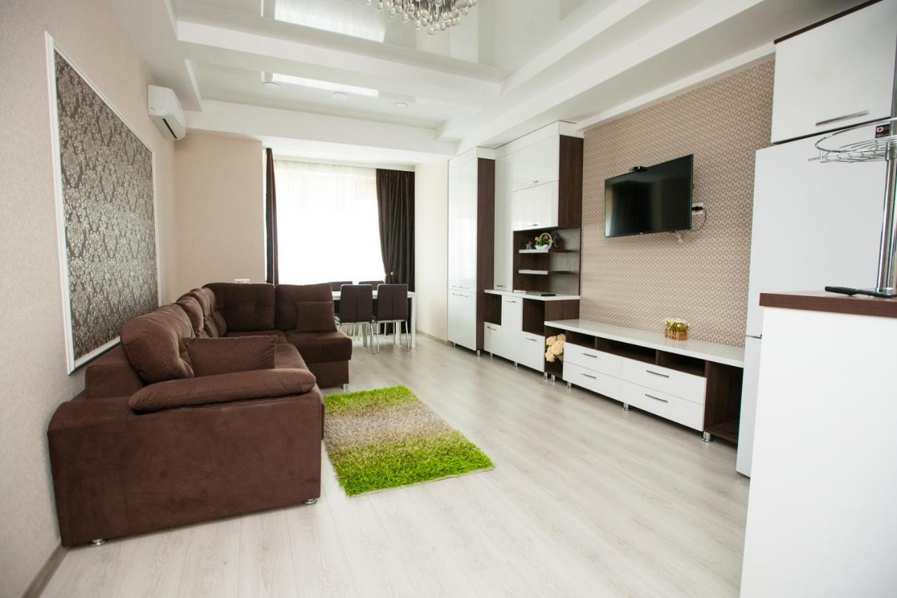 Double Skyhouse Exclusive Apartments คีชีเนา ภายนอก รูปภาพ