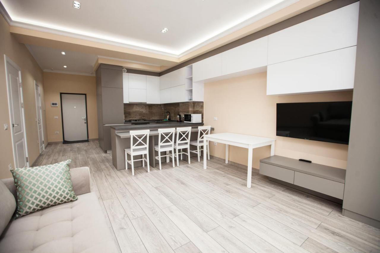 Double Skyhouse Exclusive Apartments คีชีเนา ภายนอก รูปภาพ